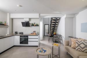 Virtuvė arba virtuvėlė apgyvendinimo įstaigoje Beachfront Salty Sea Luxury Suite 1