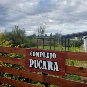 a sign on a fence that reads comedia pucca at Pucará in Federación