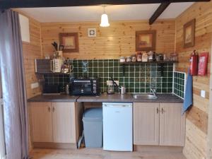 una pequeña cocina con fregadero y encimera en Robins Rest, en Donegal