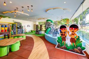 uma área de recreação infantil com um parque aquático em DoubleTree by Hilton - Resort - Foz do Iguaçu em Foz do Iguaçu