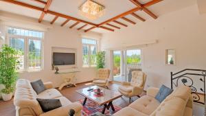una sala de estar con un sofá y una mesa en Villa Estelle, en Fethiye