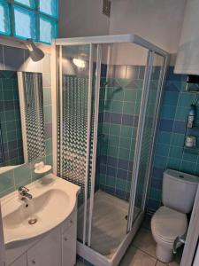 Un baño con ducha, lavabo e inodoro. en Studio - Marina 4 - 17 allée des Pinons - 5-2, en Saint-Jean-de-Monts