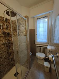 ein Badezimmer mit Dusche und Toilette in der Unterkunft Intero Appartamento ampio ed elegante zona Navile-Fiera in Bologna + 14 Fotos