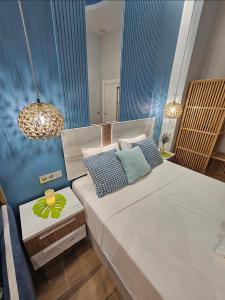 um quarto com duas camas e duas luzes em Lounge garden sea relax em Valência