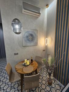 ein Esszimmer mit einem Tisch, Stühlen und einem Ventilator in der Unterkunft Lounge garden sea relax in Valencia
