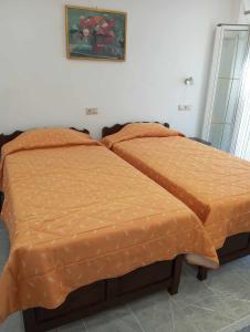 two beds sitting next to each other in a bedroom at Gerekos Studios and Apartments in Agios Georgios