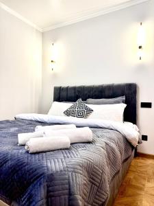 เตียงในห้องที่ Qonaq apartments Rams City