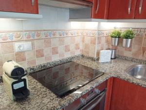 una cocina con fregadero y encimera en HM Combarro, en Combarro