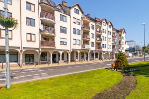 an apartment building with a christmas tree on the street at Apartament w Centrum in Międzyzdroje