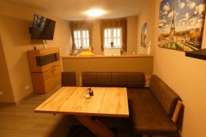 - un salon avec une table en bois et un canapé dans l'établissement Paris, à Schwandorf in Bayern