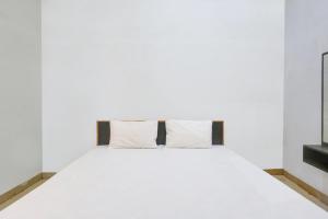 Postel nebo postele na pokoji v ubytování OYO Muchhad 75 Hotel