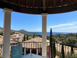 uma vista para o oceano a partir da varanda de uma casa em cap esterel em Agay - Saint-Raphaël