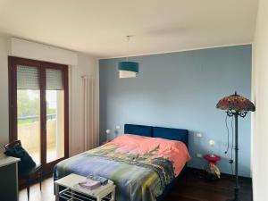ein Schlafzimmer mit einem Bett und einer blauen Wand in der Unterkunft Attico Vista e Fronte mare ZaffiroBlu con posto auto in Montesilvano
