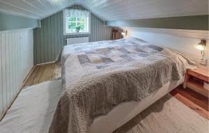 1 dormitorio con 1 cama en una habitación pequeña en 3 Bedroom Lovely Home In Mellerud, en Mellerud