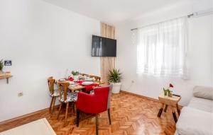 uma sala de jantar e sala de estar com mesa e cadeiras em 3 Bedroom Stunning Apartment In Novi Vinodolski em Novi Vinodolski