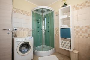 łazienka z prysznicem i pralką w obiekcie villa Mastro Oleario 5 dal mare 30 dai monti w mieście Torrevecchia Teatina