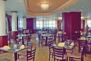 une salle à manger avec des tables et des chaises dans l'établissement Tolip Hotel Alexandria, à Alexandrie