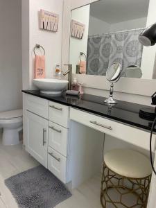 bagno con lavandino e specchio di The Orchid Townhouse! 2B/2.5B a Miami Gardens