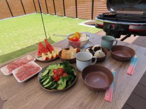 een tafel met borden met voedsel op een tafel bij Awajishima Cottage Hitotoki - Vacation STAY 10755v in Sumoto