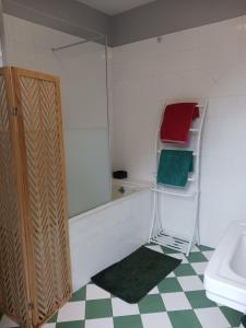 y baño con lavabo, toallero y espejo. en Tours - Rochebonne (chambre à louer), en Tours