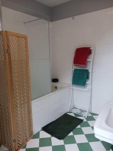 W łazience znajduje się umywalka, wieszak na ręczniki i lustro. w obiekcie Tours - Rochebonne (chambre à louer) w Tours