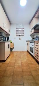 モハカルにあるCasa Ridao-Apartamento con vistas panorámicasの白いキャビネット付きの広いキッチン