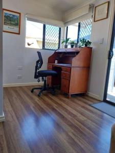 biuro z biurkiem, krzesłem i pianinem w obiekcie Netflix-Office-10min-Airport-W/D w mieście Boulder