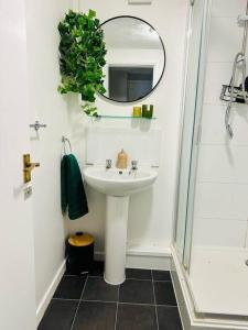 y baño con lavabo, espejo y ducha. en Delightful 1-bed Apt with Free Parking and Wi-fi by HP Accommodation, en Milton Keynes