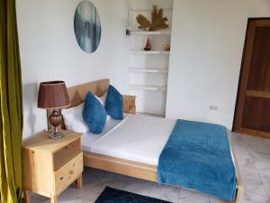 Una cama o camas en una habitación de Bay View Apartments Canouan Island