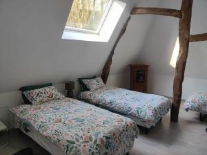 a bedroom with two beds and a window at Maison charmante à Offranville avec grand jardin in Offranville
