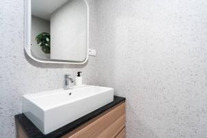 Koupelna v ubytování InSady - Studio in Brno-Center + 23 fotografií