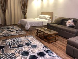 - un salon avec un canapé et un lit dans l'établissement Al-Andalos Studio, à New cairo