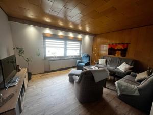 TV a/nebo společenská místnost v ubytování Ferienwohnung Schneider
