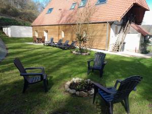 un patio con sillas y una cama de flores y un edificio en Maison de 3 chambres avec jardin clos et wifi a Offranville a 4 km de la plage en Offranville