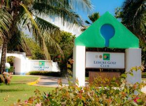 Ein Garten an der Unterkunft Diani Beachfront Flats