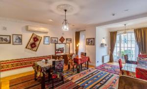 a living room with a table and chairs at Deniz İnn Hotel in Baku