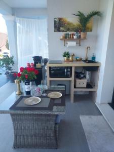uma cozinha com uma mesa com dois pratos em SUITE 20m2 DANS VILLA PISCINE JACUZZI em Gattières