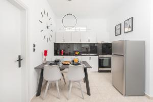 a kitchen with a table and chairs and a refrigerator at Casa di Hari in Afantou