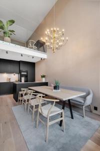 uma sala de jantar com mesa e cadeiras em Beautifull apartment w 1 bedroom em Oslo
