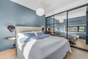 Un dormitorio con una gran cama blanca y una ventana en Beautifull apartment w 1 bedroom, en Oslo