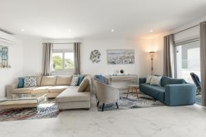 un soggiorno con un divano e un tavolo di Oceanview Dreamer's Delight a Nazaré