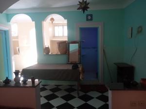 sypialnia z łóżkiem i lustrem w pokoju w obiekcie auberge djebel rose 2 w mieście Tafraout