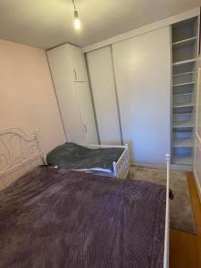Dormitorio pequeño con cama y armario en Ikea's style, en Skopje