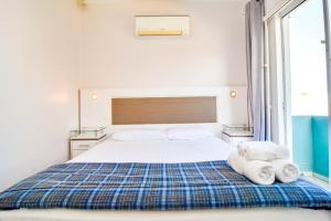 1 dormitorio con 1 cama con toallas en Conforto e Aconchego no Rio Vermelho P2145, en Florianópolis