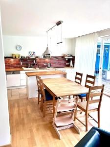 a kitchen with a wooden table and chairs at Elegantes Haus - direkt am Domplatz - Vollausstattung - Garage in Erfurt