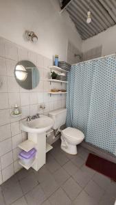 bagno con lavandino, servizi igienici e specchio di Casa de Barro Tilcara a Tilcara