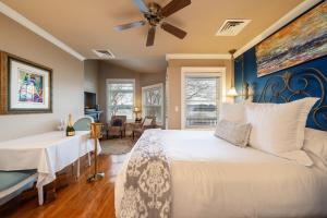 a bedroom with a bed and a ceiling fan at Lookout Point Lakeside Inn in Hot Springs