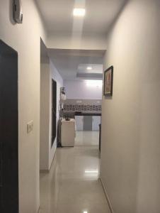 un corridoio con corridoio bianco e camera con di 2 BHK SKY water Apartment(SKY 2) a Marmagao