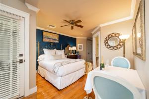 a bedroom with a bed and a mirror at Lookout Point Lakeside Inn in Hot Springs