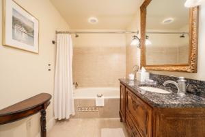 y baño con lavabo y bañera. en Lookout Point Lakeside Inn en Hot Springs